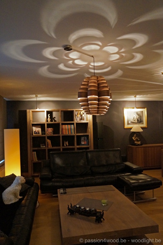 Pendel lamp - glow in walnoot hout boven salontafel